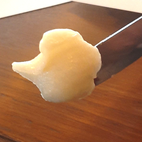 Messer mit cremigen Honig